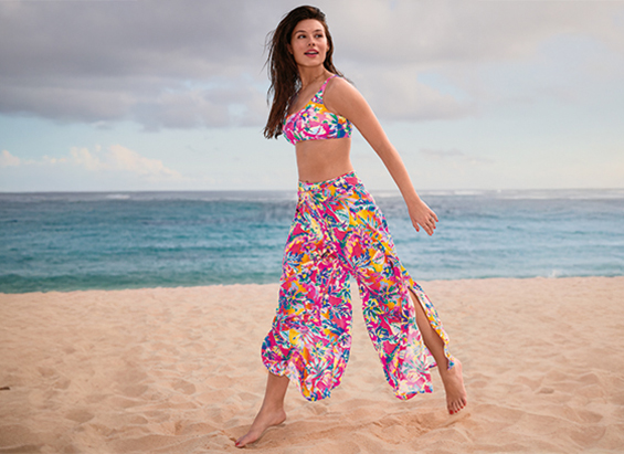 Frau in gestreiftem Anita Badeanzug mit Anita Strandtuch